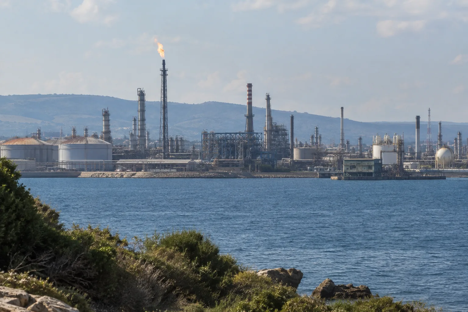 Augusta: fermata programmata alla raffineria Sonatrach, possibili sfiaccolamenti fino al 19 ottobre