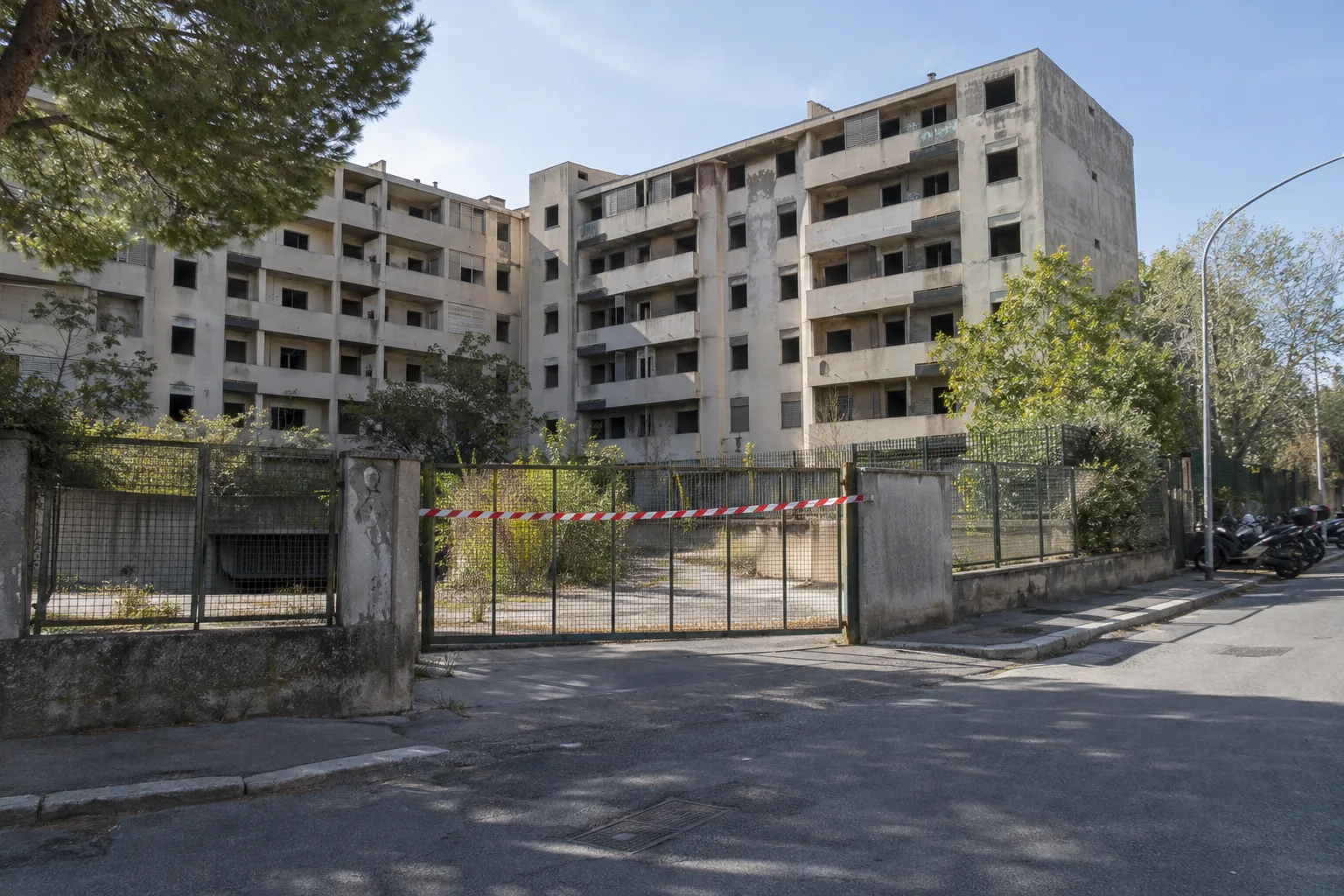 Via Cesare Tallone, tentativo di rioccupazione sventato: nell'edificio rinvenuti droga, una pistola e sei scooter rubati