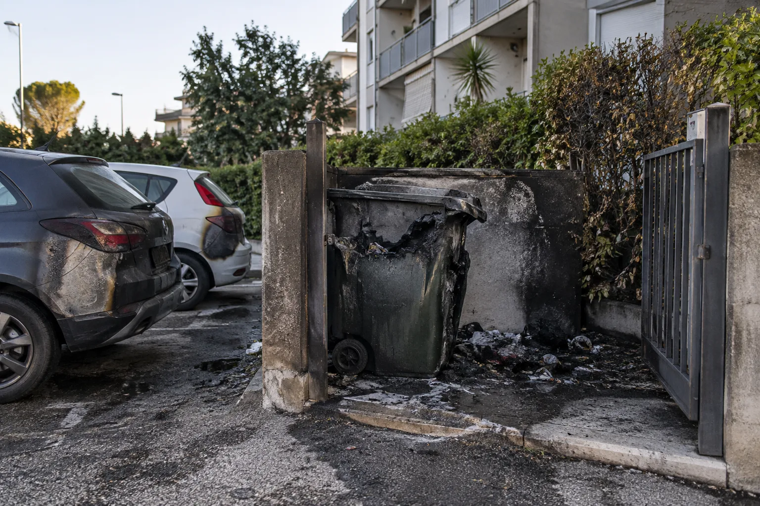 Rogo in via Giorgio la Pira a Japigia: brucia un bidone, danneggiati alcuni veicoli