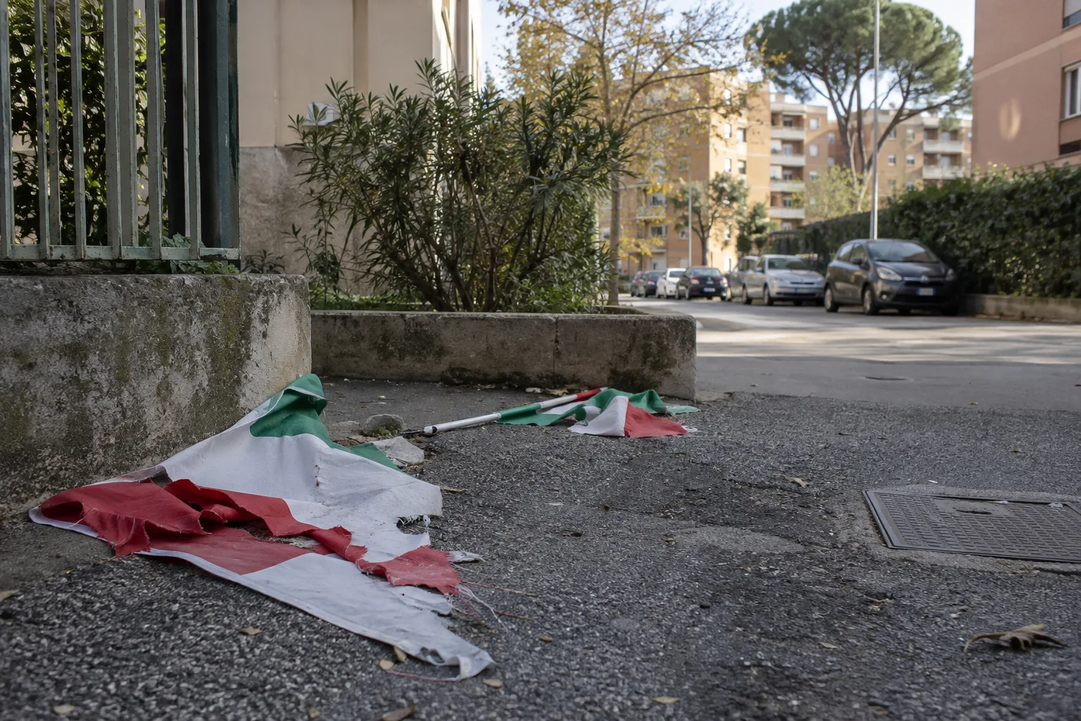 A San Basilio le bandiere del circolo Pd strappate e abbandonate a terra