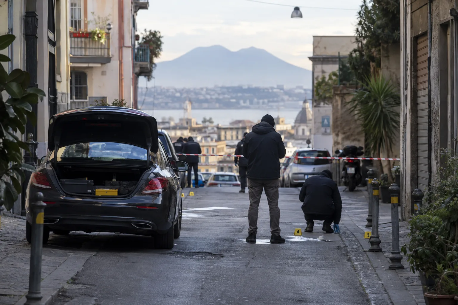 Tre indagati raggiunti da custodia cautelare per l'aggressione e il ferimento di un 24enne a Napoli