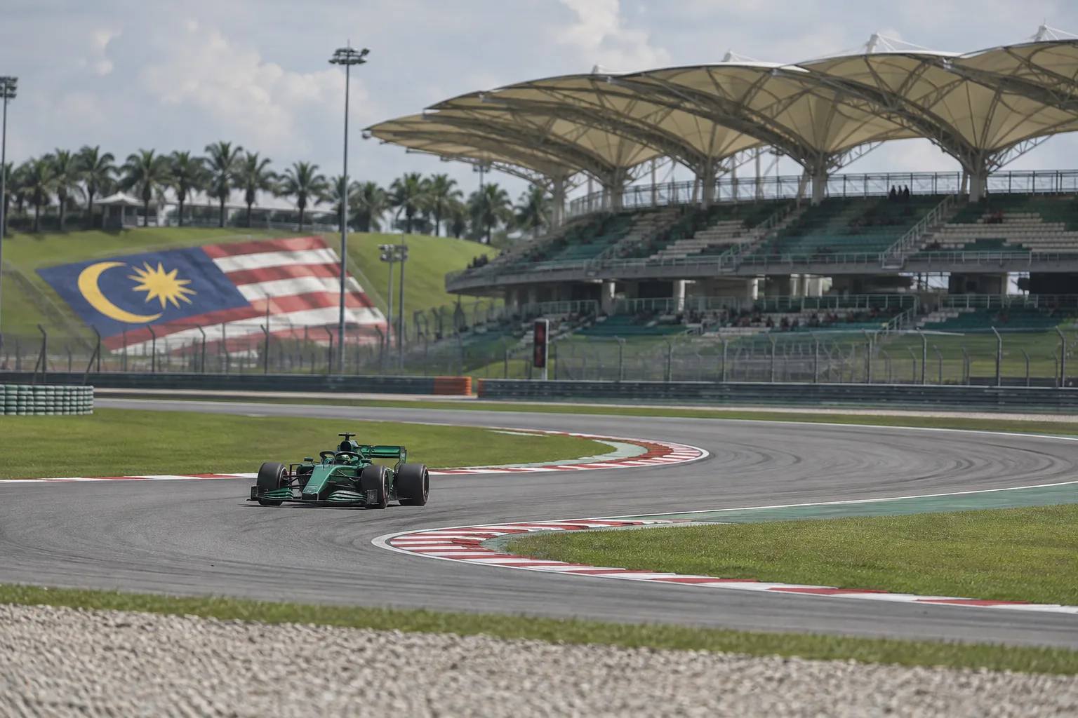 F1, Sepang prende il posto del Bahrain: Antonelli cerca di difendere il vantaggio in Mercedes