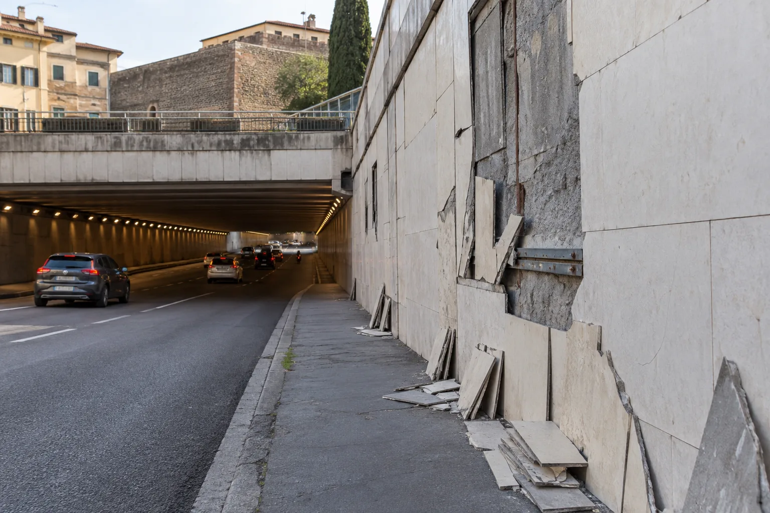 Viale Strozzi, pannelli del sottopasso danneggiati: progetto esecutivo entro fine 2026, poi serviranno i fondi