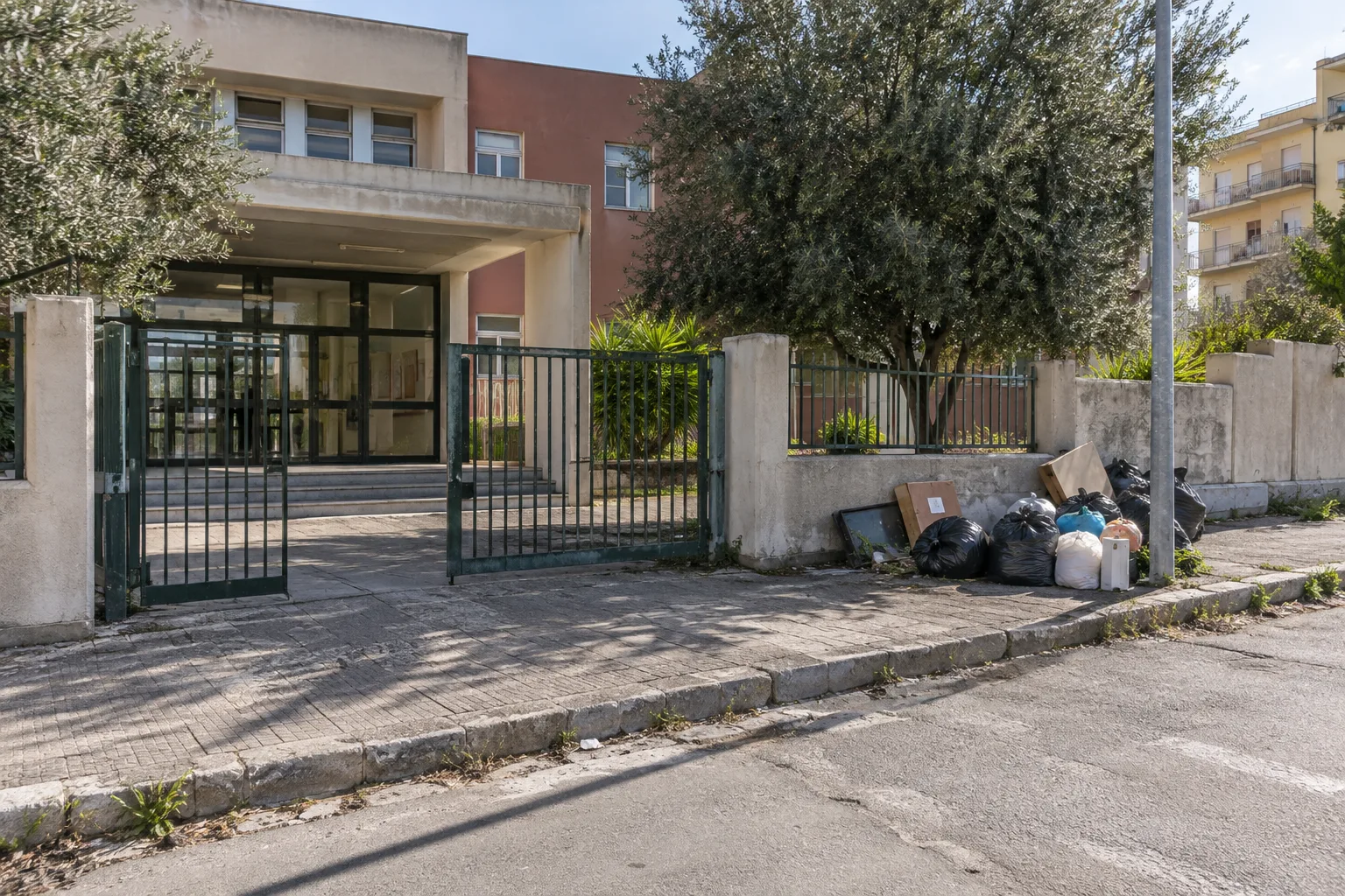 Segnalata discarica abusiva vicino alla Scuola Media Lombardo Radice a Siracusa