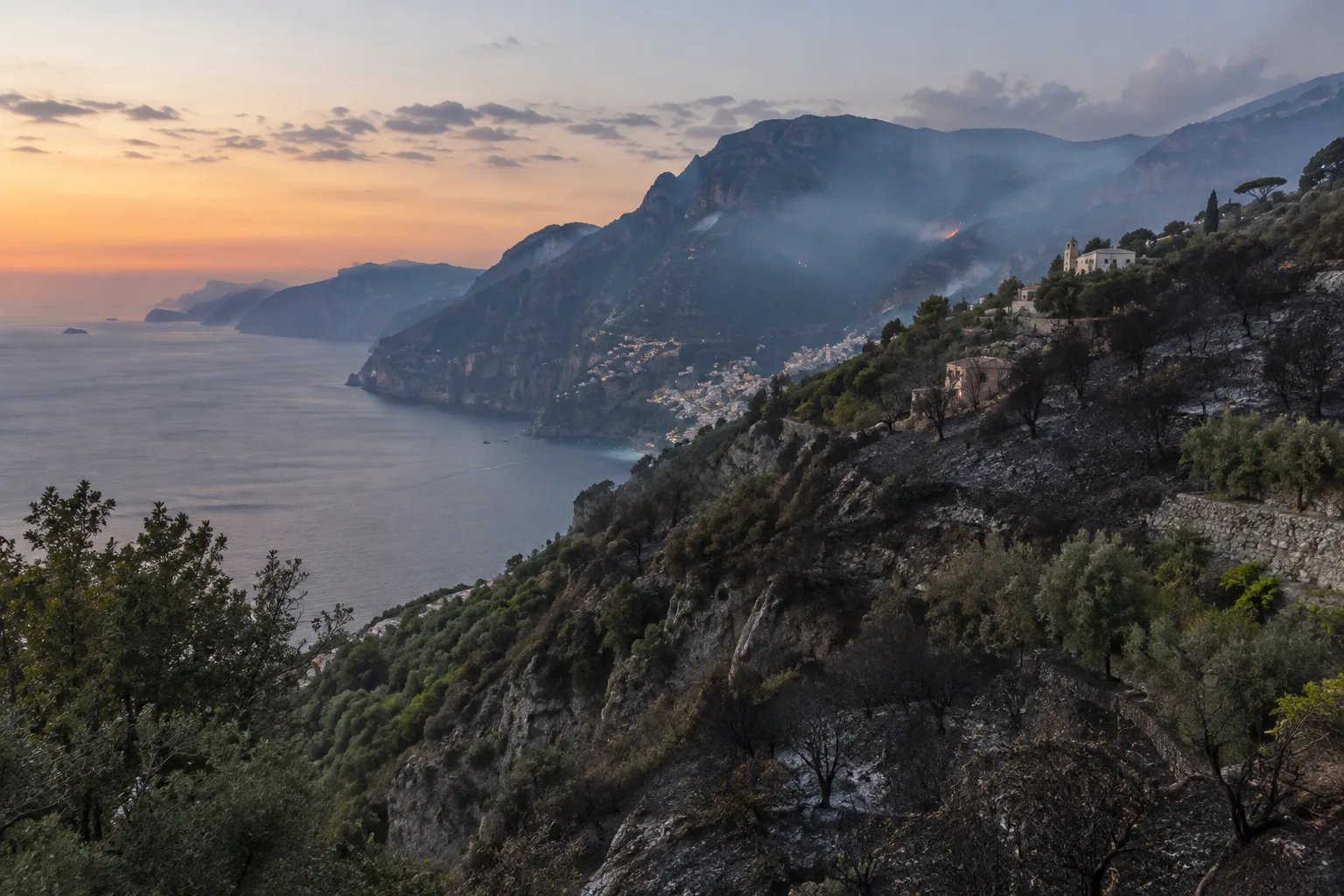 Incendio sulle colline tra Vico Equense e Positano: fiamme nella zona di Santa Maria del Castello