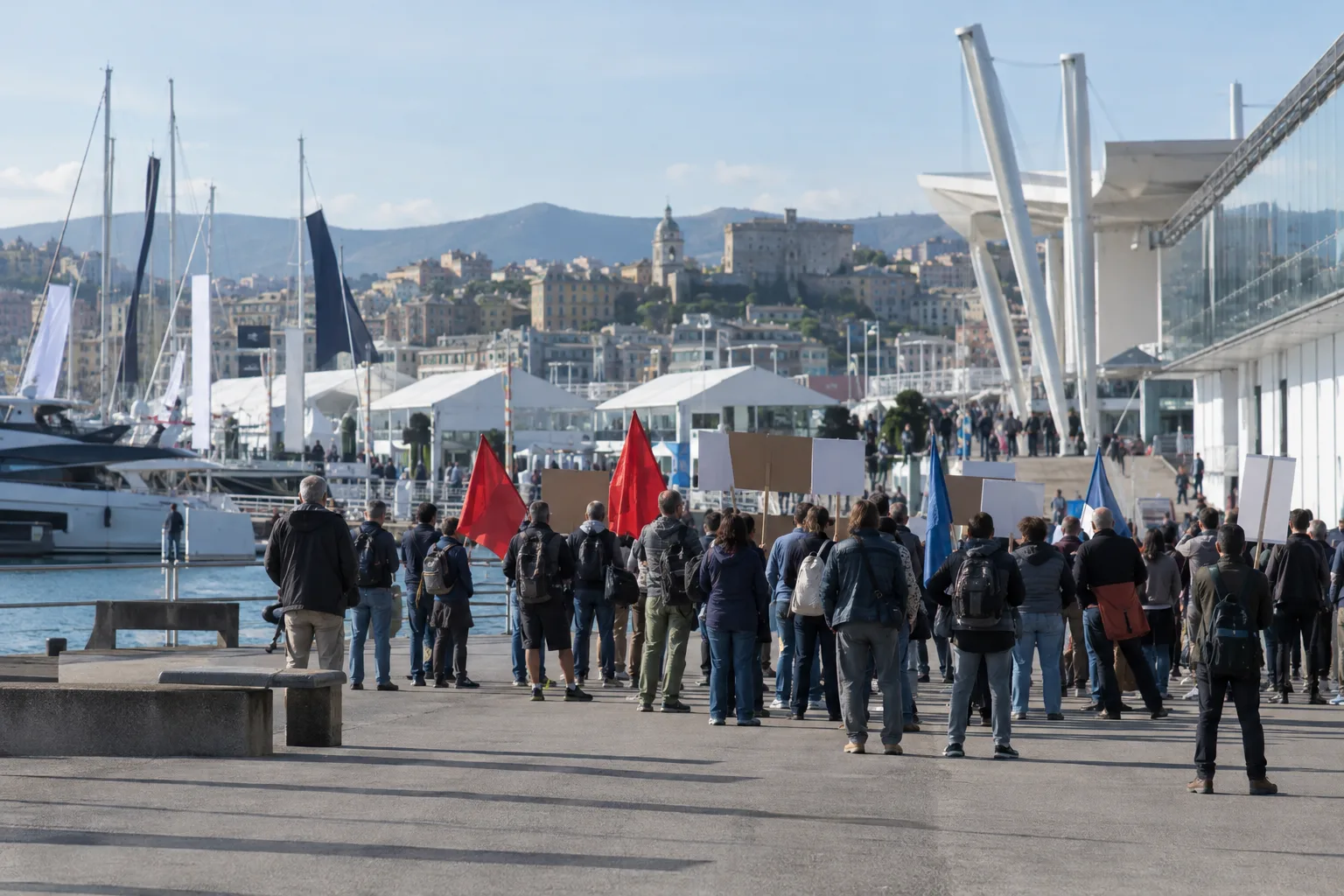 Ericsson, sit‑in a piazzale Kennedy: lavoratori protestano contro i 131 licenziamenti durante il Salone Nautico