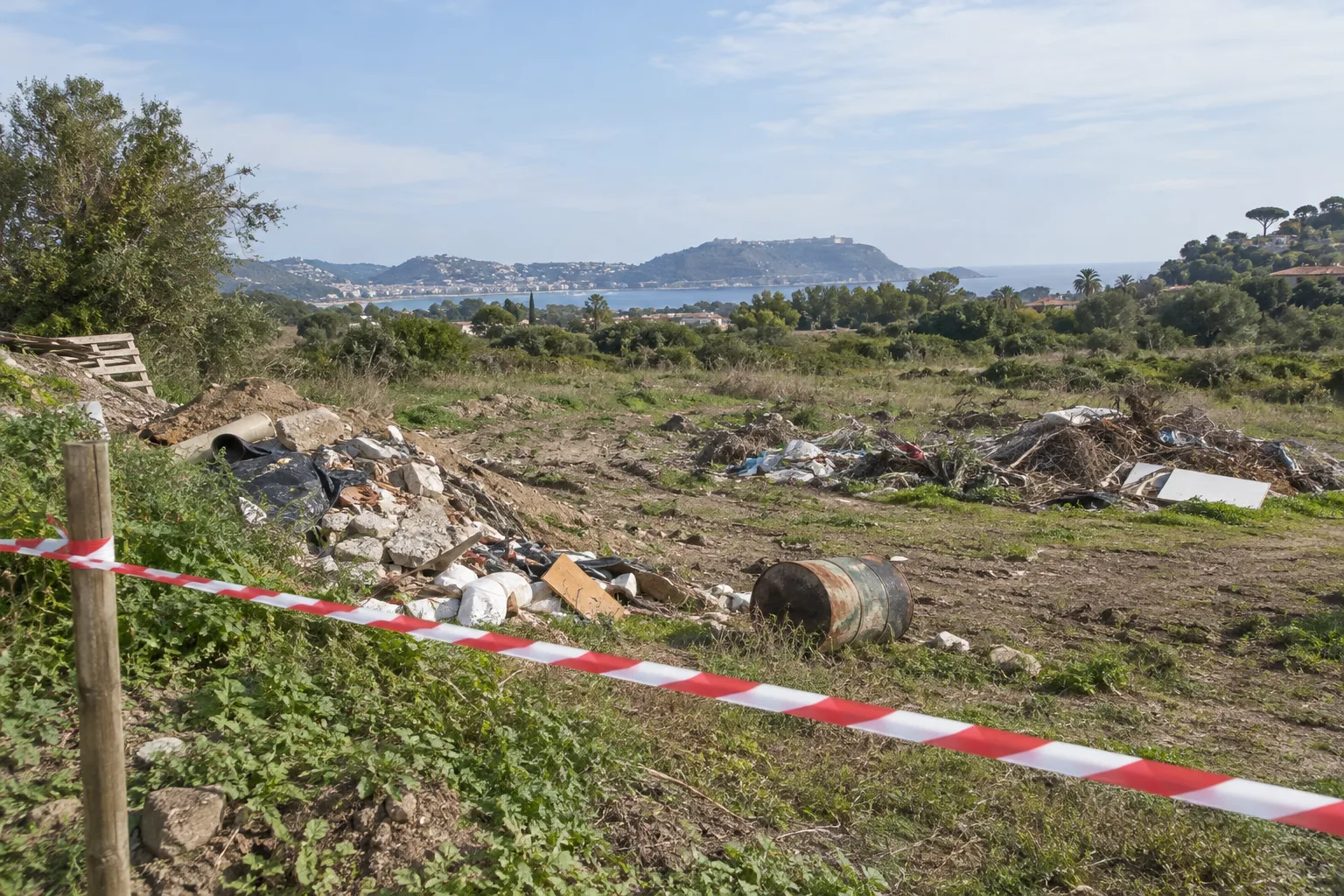 Pozzuoli, sequestrato fondo agricolo di circa 15mila mq trasformato in discarica