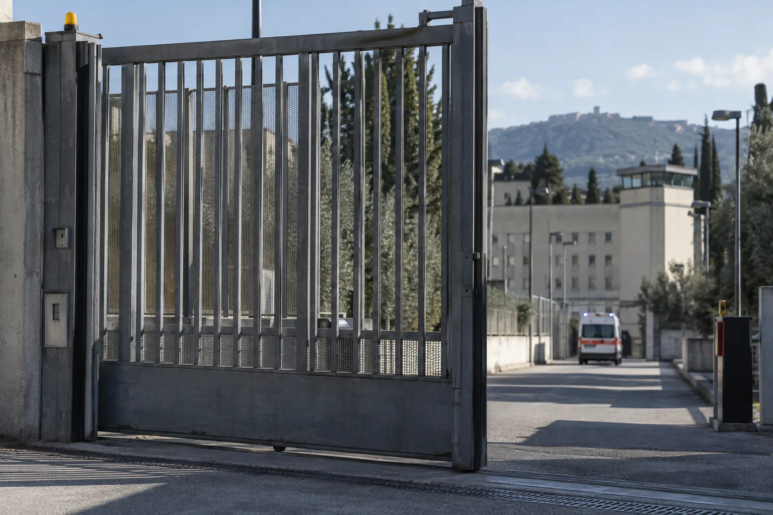 Bimbo di Afragola ferito dal cancello del carcere di Ariano Irpino: trasferito al Santobono