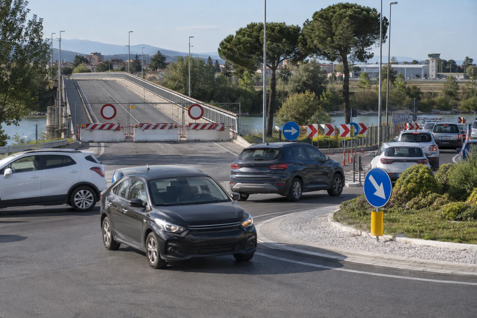 Primo giorno di chiusura del ponte sul Metauro: criticità alla rotatoria di via Mattei a Fano