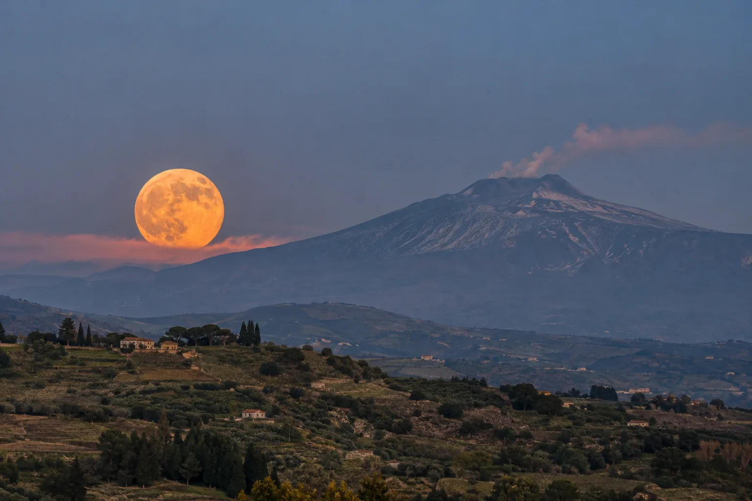 Fotografia di un siracusano scelta come APOD: la Luna del Raccolto con l’Etna