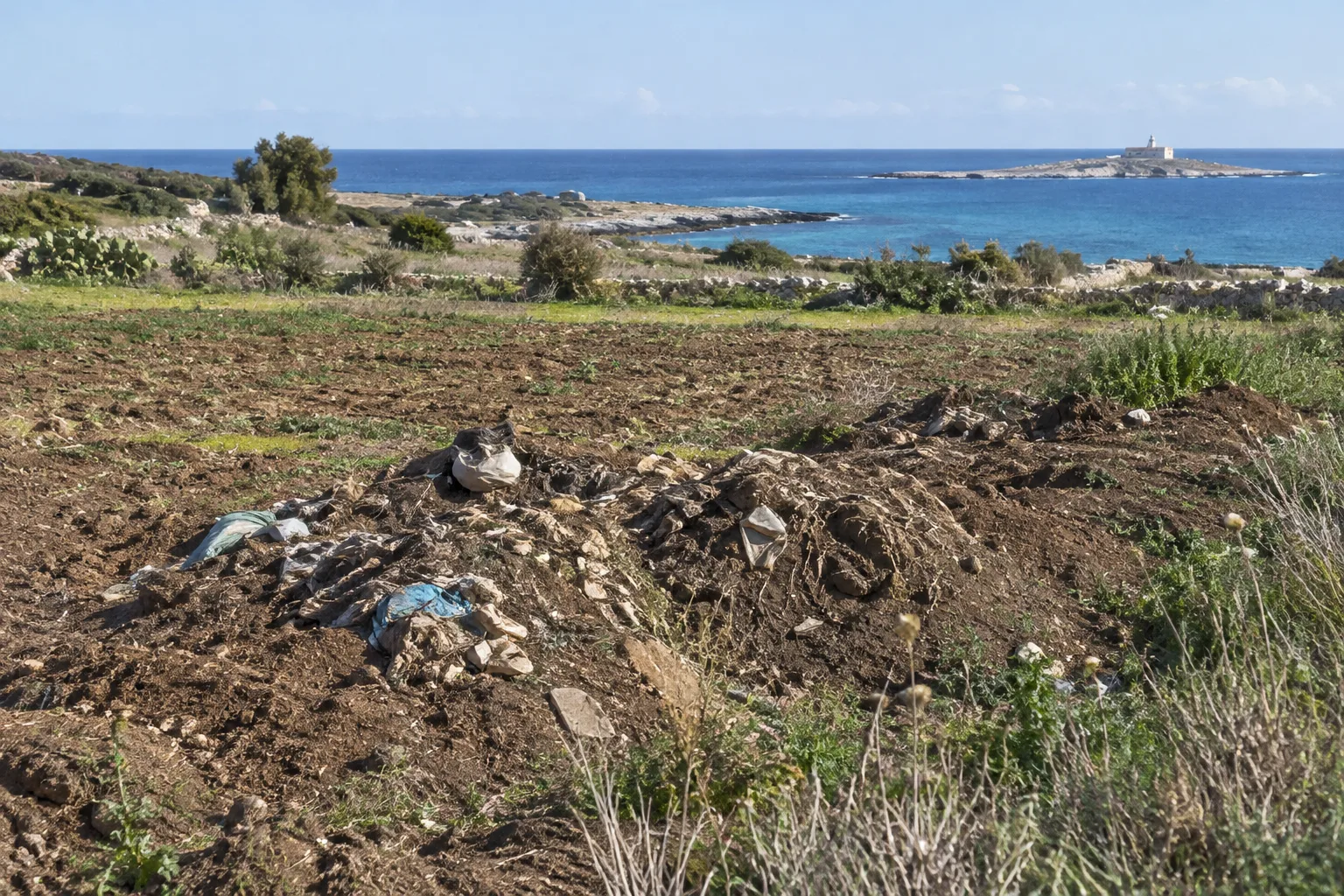 A Portopalo riaffiorano rifiuti nei pressi dell’Isola delle Correnti: denunciati due titolari agricoli